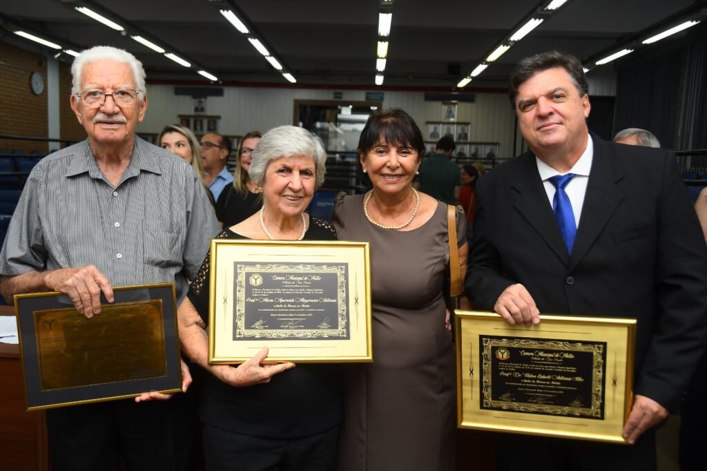 Everaldo de Carvalho faz homenagem a três membros da família Antoniosi.